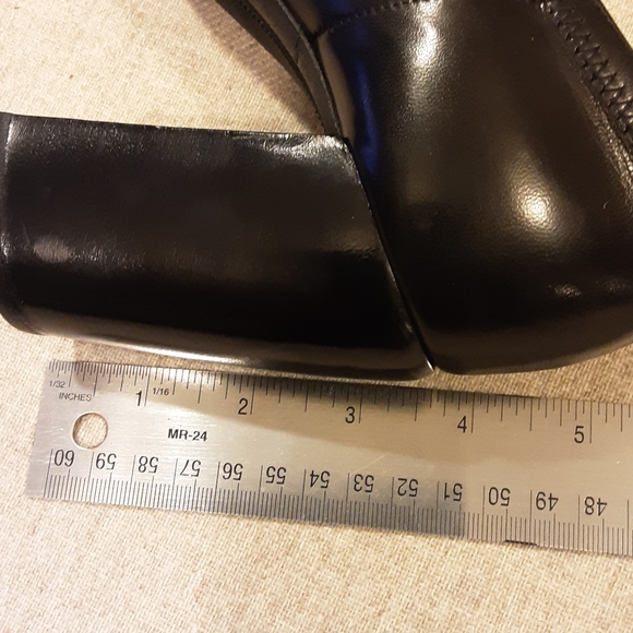 Donna Karan Leather Heel Pumps size 8 - Picture 9 of 16